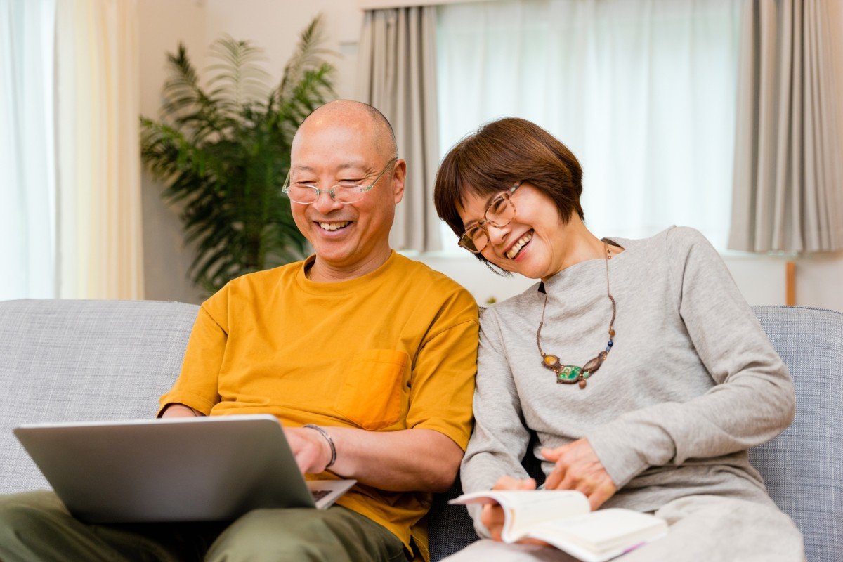 Couple on laptop planning for early retirement.